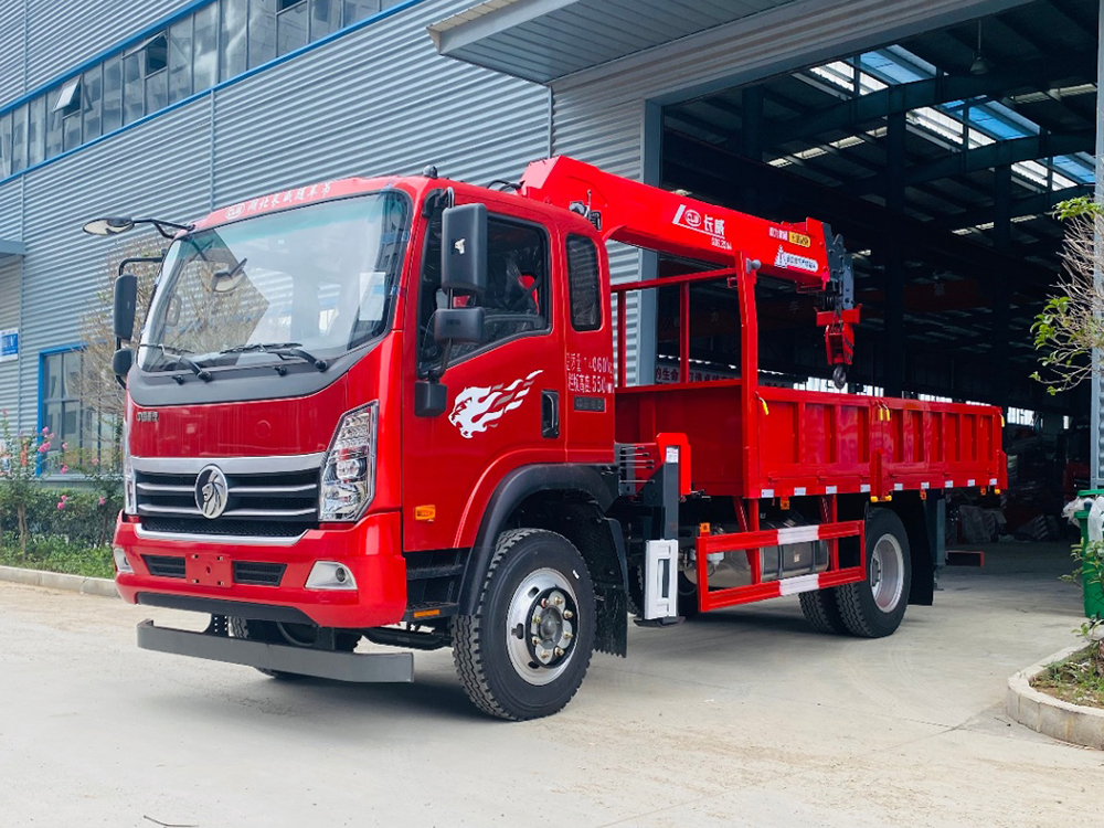 國六重汽長威8噸四節(jié)直臂吊機(jī)隨車吊